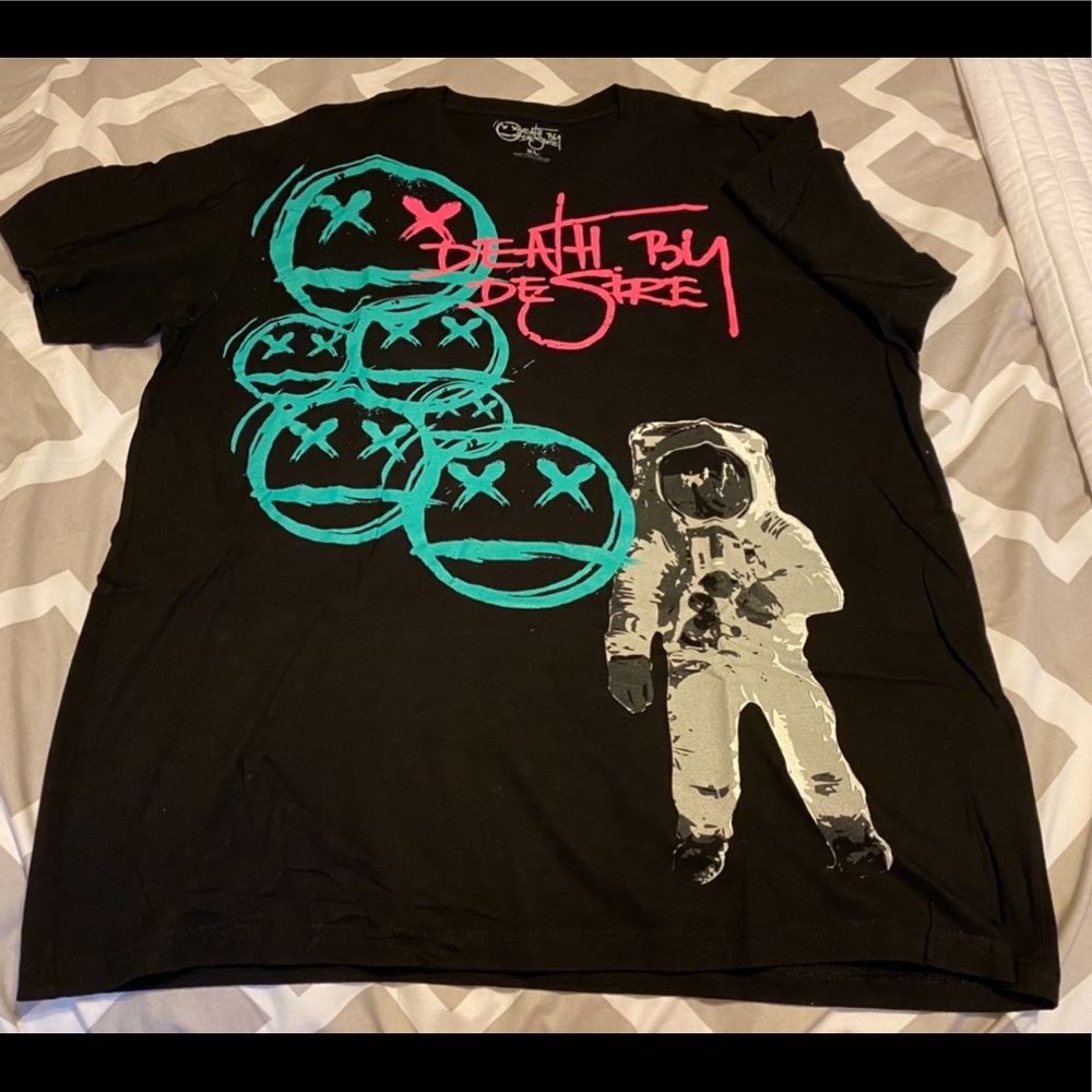 LIKE-NEW DEATH BY DESIRE MENS TEE